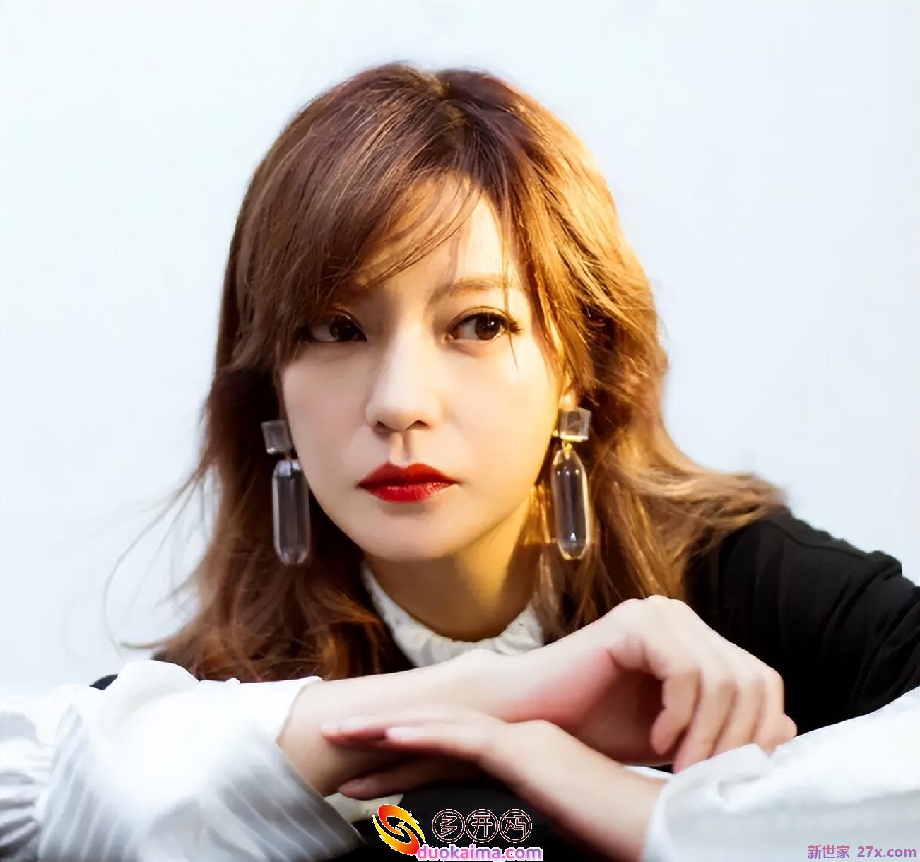 赵薇人间蒸发九个月后现身,晒出父亲的黑白照片,称自己一无所有