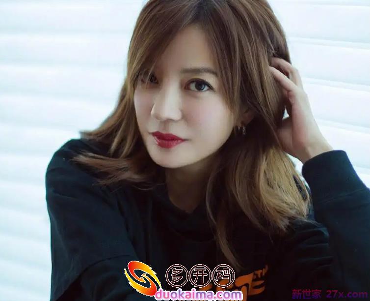 赵薇人间蒸发九个月后现身,晒出父亲的黑白照片,称自己一无所有