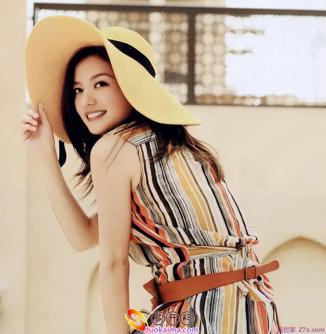 赵薇人间蒸发九个月后现身,晒出父亲的黑白照片,称自己一无所有